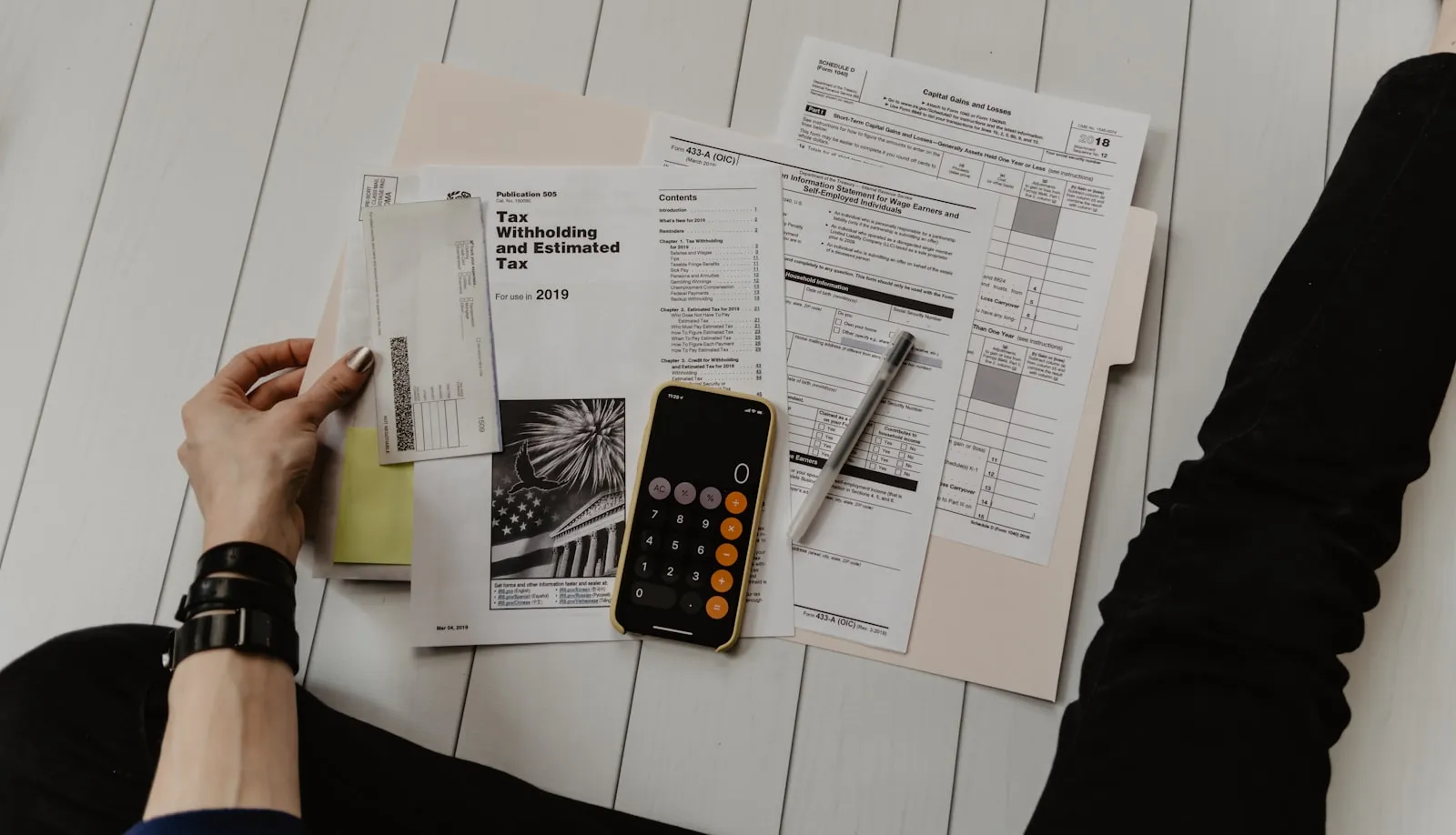 Hand met formulier en pen tijdens een WMO-aanvraag voor woningaanpassing