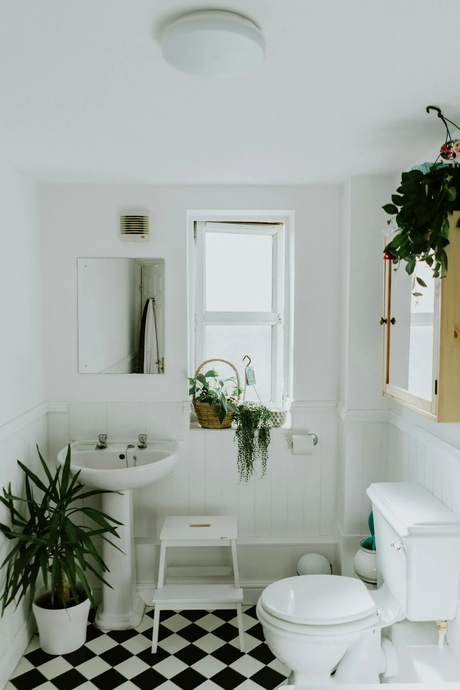 Witte moderne badkamer met instapdouche en glaswand, in aanbouw